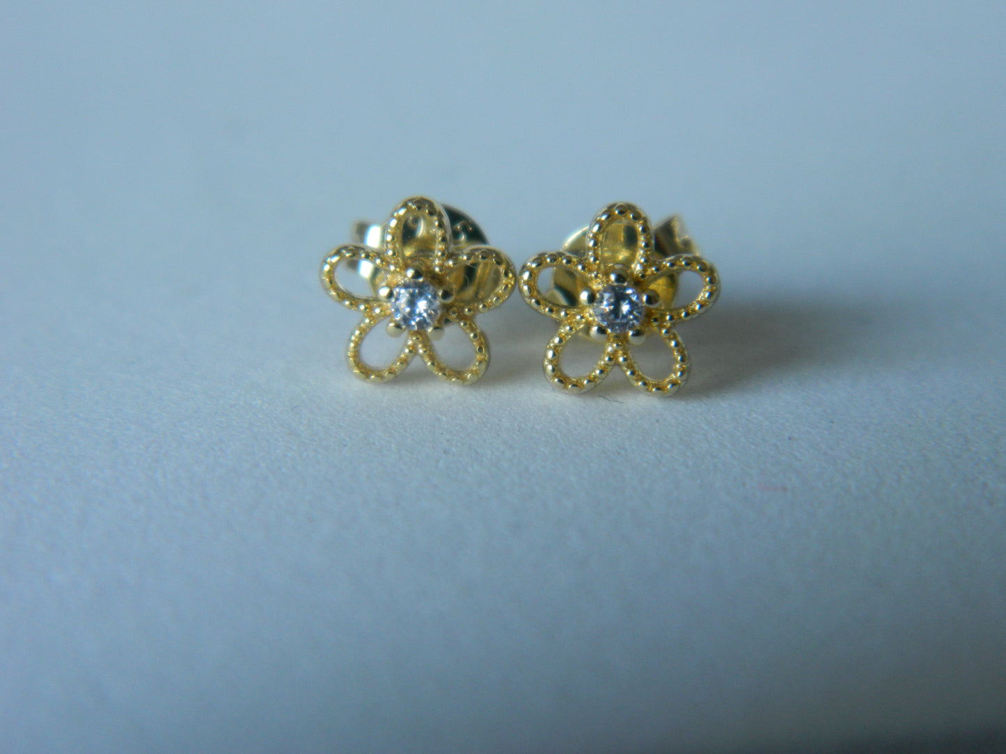 Dainty Daisy Studs- Gold.