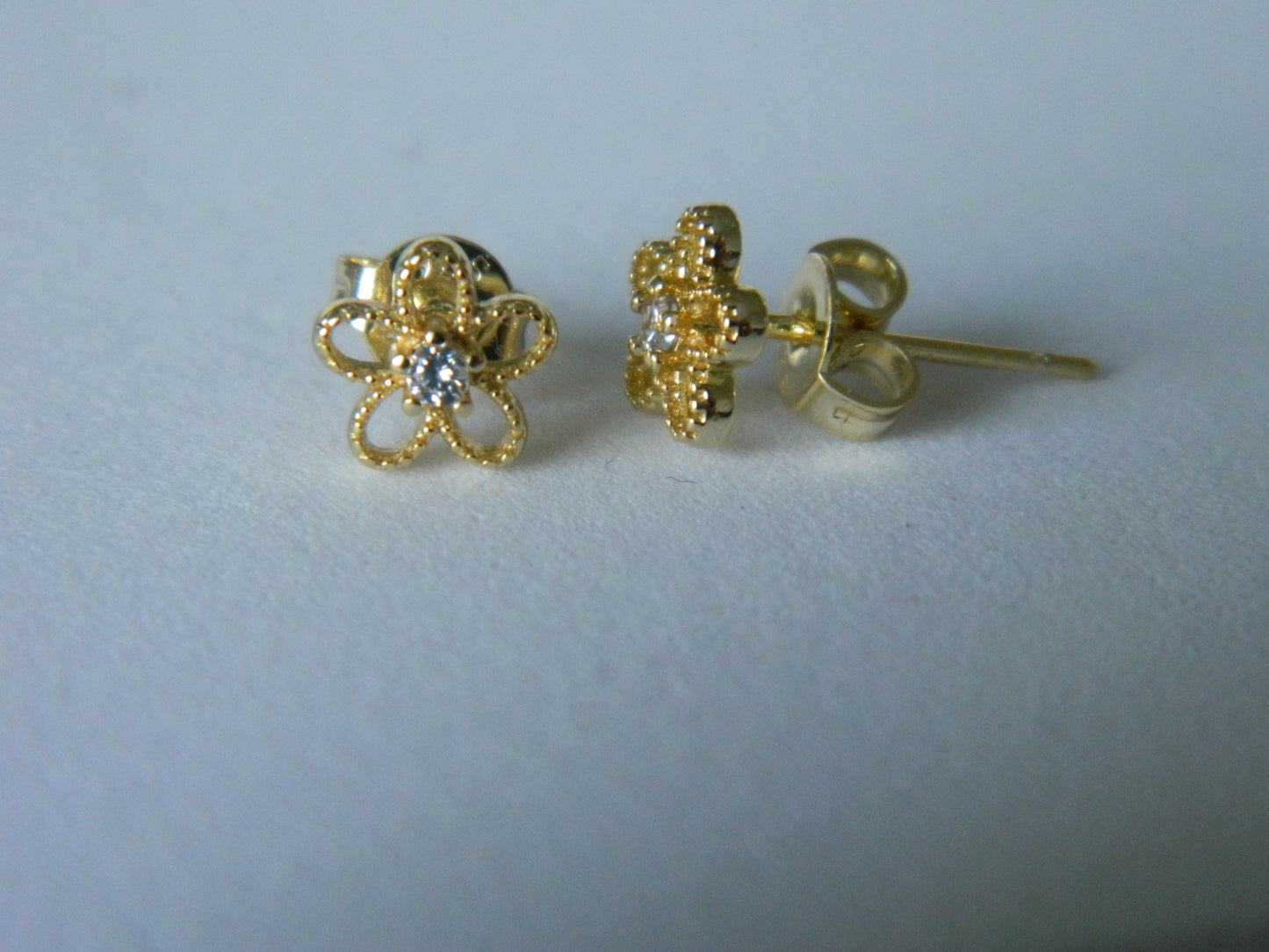 Dainty Daisy Studs- Gold.