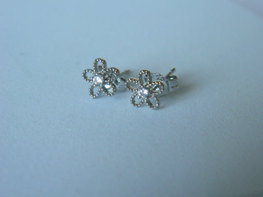 Dainty Daisy Studs- Silver.